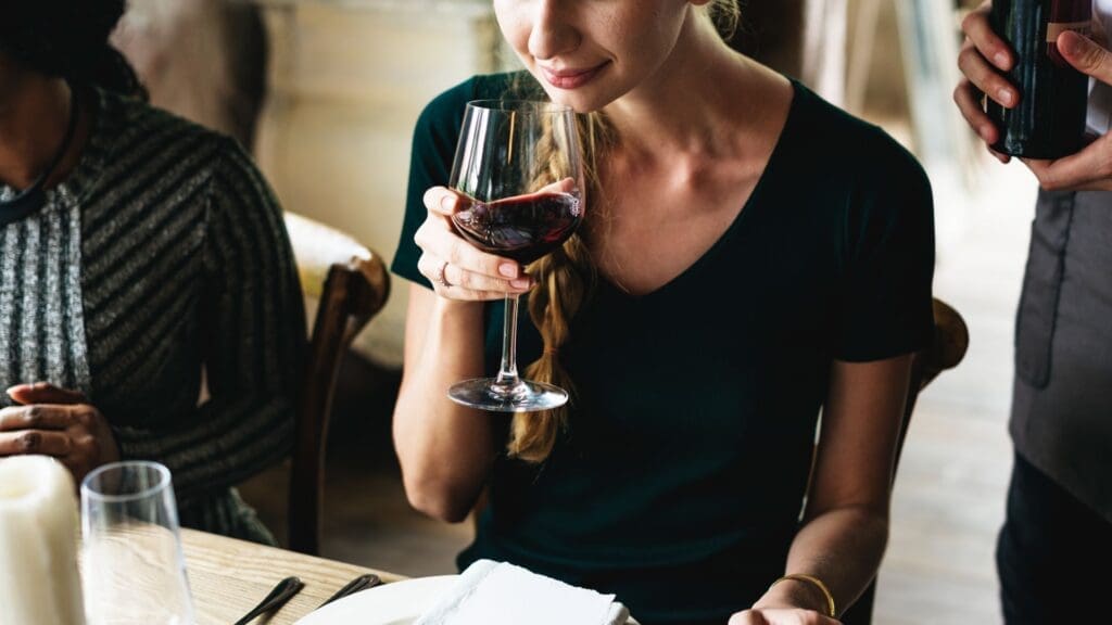 ผู้เข้าร่วมคลาส WSA Bangkok Wine กำลังดมกลิ่นไวน์