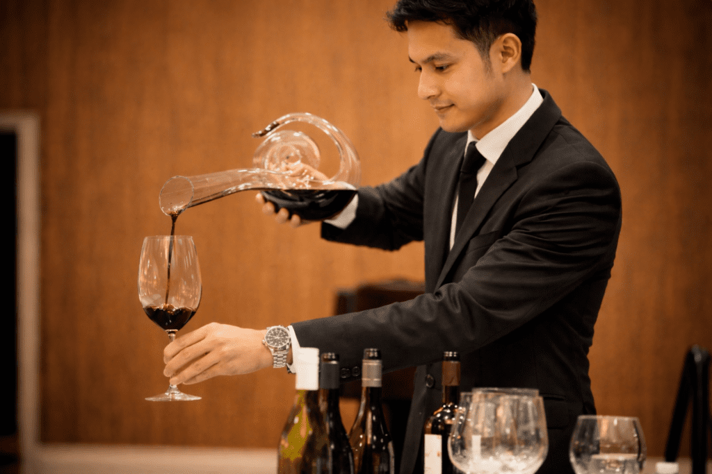 นักศึกษากำลังเดแคนต์และเทไวน์แดง Grand Cru