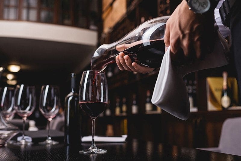 นักเรียนฝึกการดีแคนท์ไวน์ (Decanting) ในคอร์สซอมเมลเยร์กรุงเทพที่ Wine & Spirit Academy