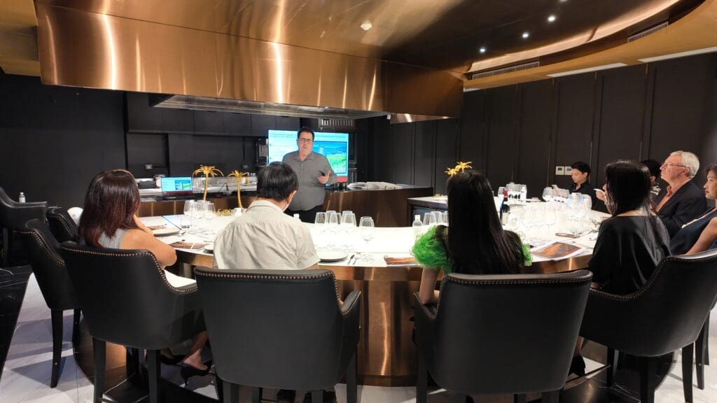 Sommelier Course Bangkok & Wine Certified Program 2026 – นักเรียนกำลังเรียนไวน์ที่ Wine & Spirit Academy เหมาะสำหรับทั้งอาชีพและการพัฒนาตัวเอง